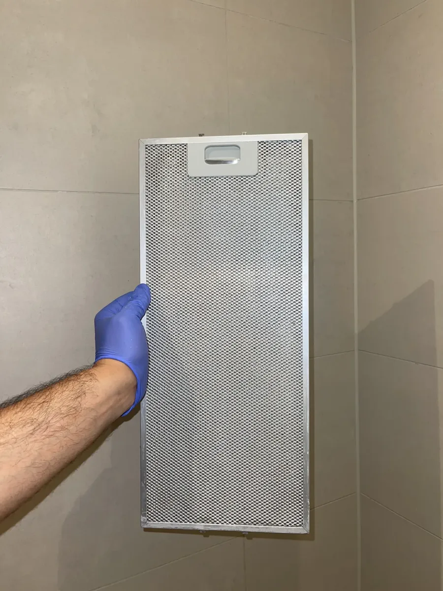 Samme emhættefilter efter rengøring, blankt metal